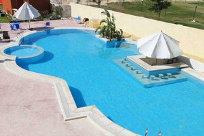 10 outdoor pools