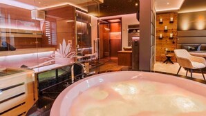 Een modern wellnesscentrum met een ruime jacuzzi, houten details en een sterrenhemel ontwerp.
