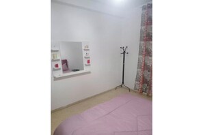 3 habitaciones, tabla de planchar con plancha, wifi y ropa de cama 