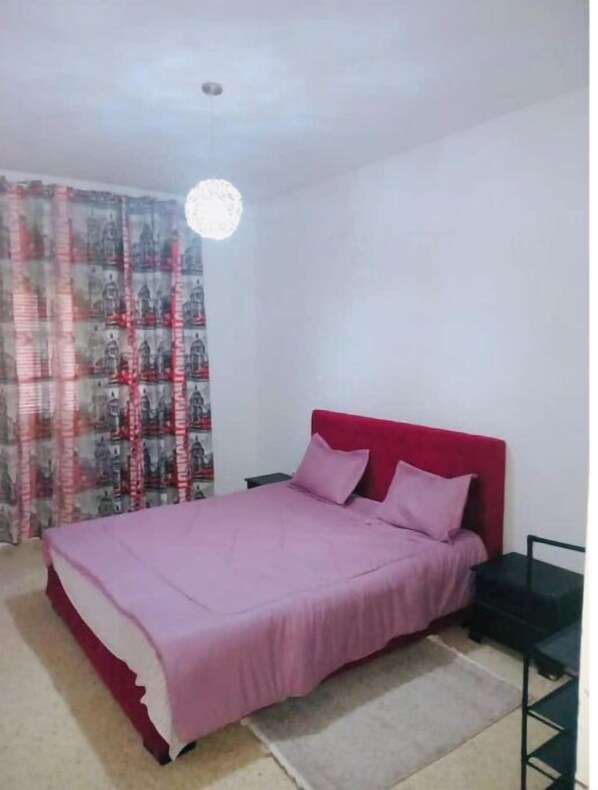 3 habitaciones, tabla de planchar con plancha, wifi y ropa de cama 