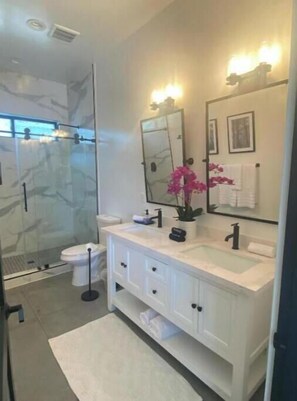 Een douche, een haardroger, handdoeken, shampoo