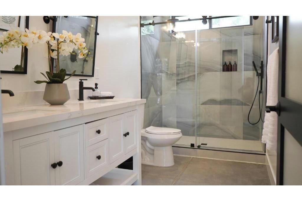 Shower, hair dryer, towels, shampoo