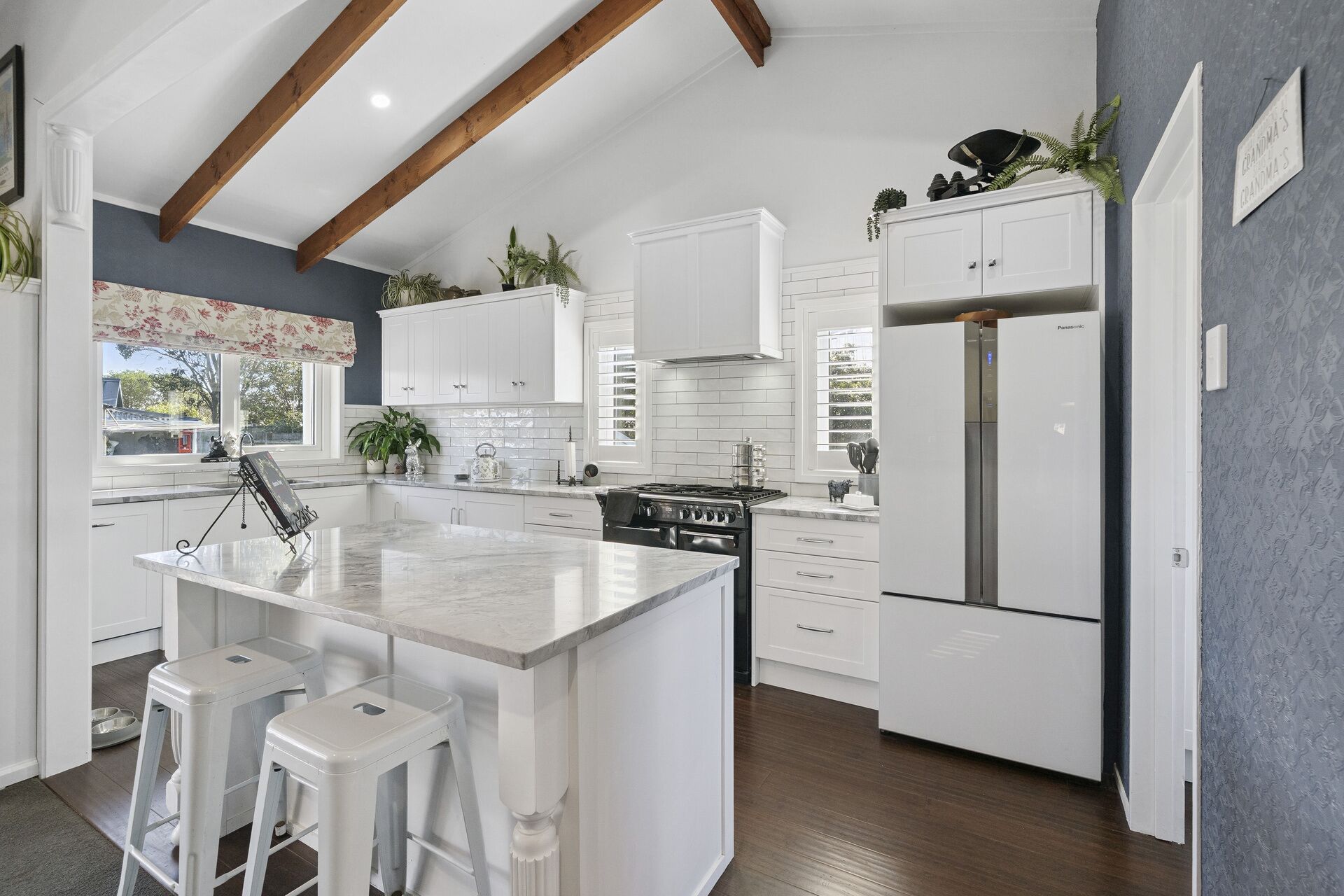 冰箱、微波炉、洗碗机、烤面包机