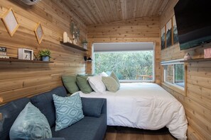 1 bedroom, iron/ironing board, internet, bed sheets