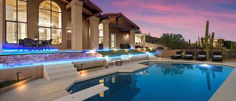 Alberca al aire libre y alberca climatizada