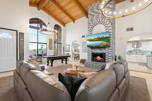 Smart TV, fireplace