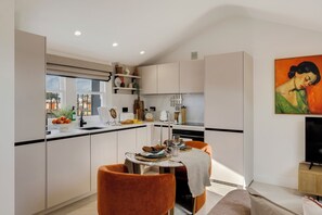 Kühlschrank, Geschirrspüler, Wasserkocher mit Kaffee-/Teezubehör