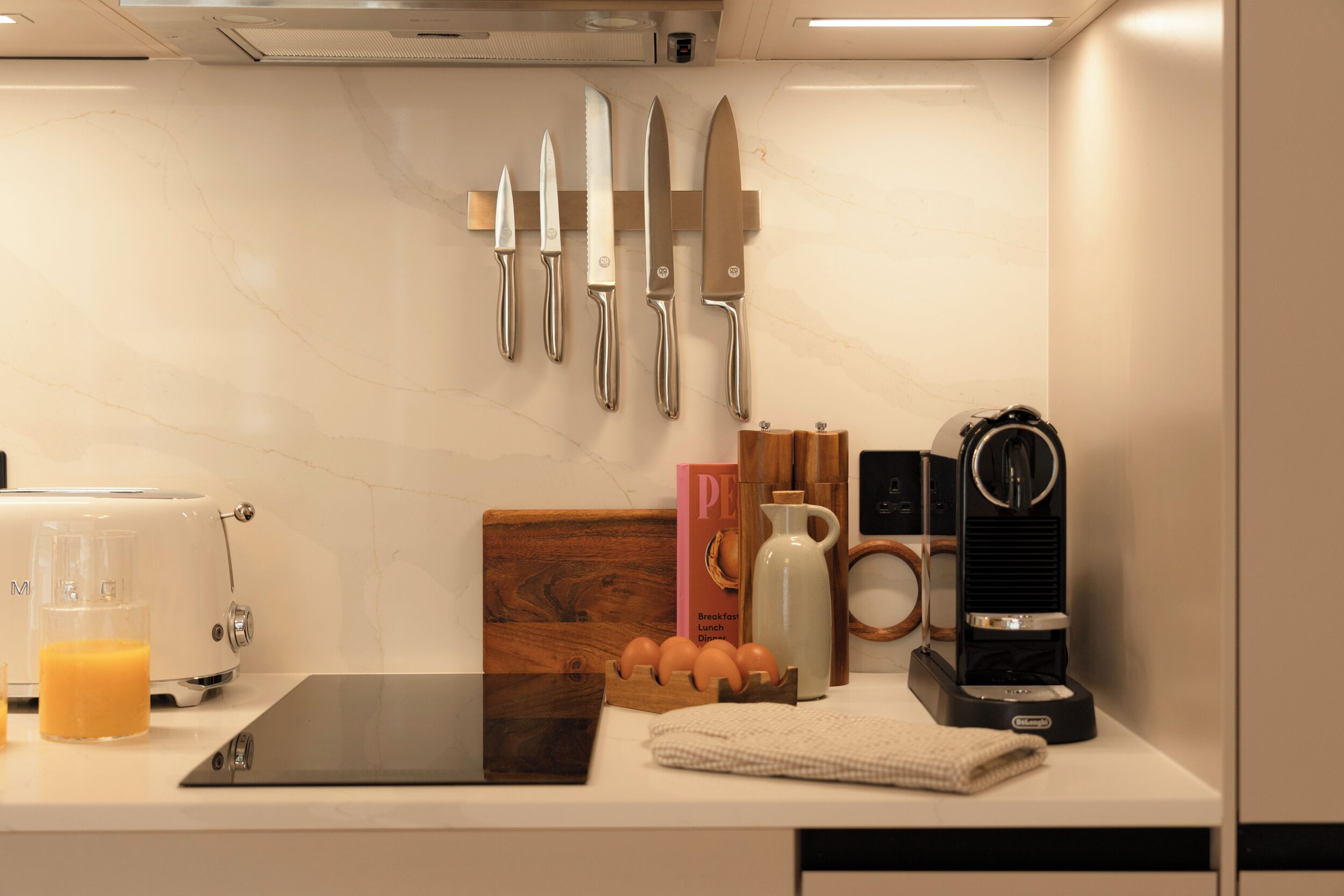 Refrigerador, microondas, horno y lavavajillas 