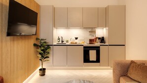 Une cuisine moderne dotée d’un téléviseur à écran plat, de lambris en bois et d’une plante en pot.