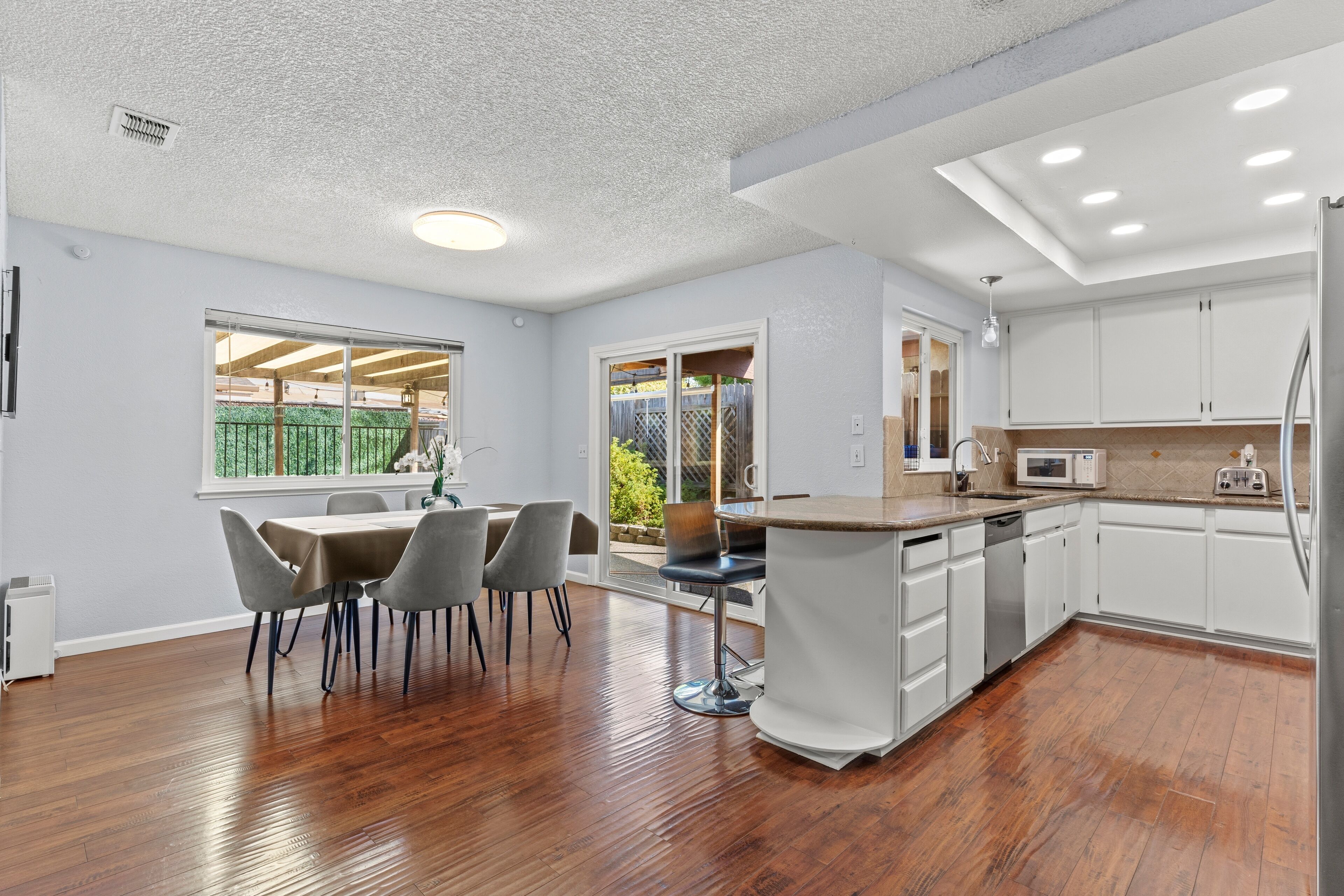 冰箱、微波炉、烤箱、炉灶