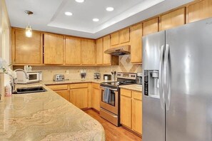 Refrigerador, microondas, horno y parrilla de estufa 