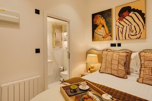 1 habitación, tabla de planchar con plancha, wifi gratis y ropa de cama