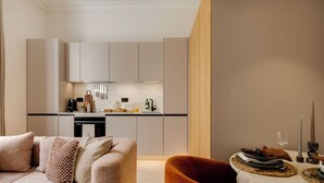 A modern kitchen with a dining area. - Notting Hill | 1-Bedroom Deluxe Apartment (London)