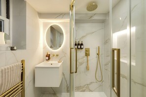 Douche, sèche-cheveux, serviettes fournies
