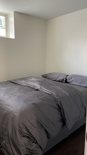 2 bedrooms, iron/ironing board, internet, bed sheets