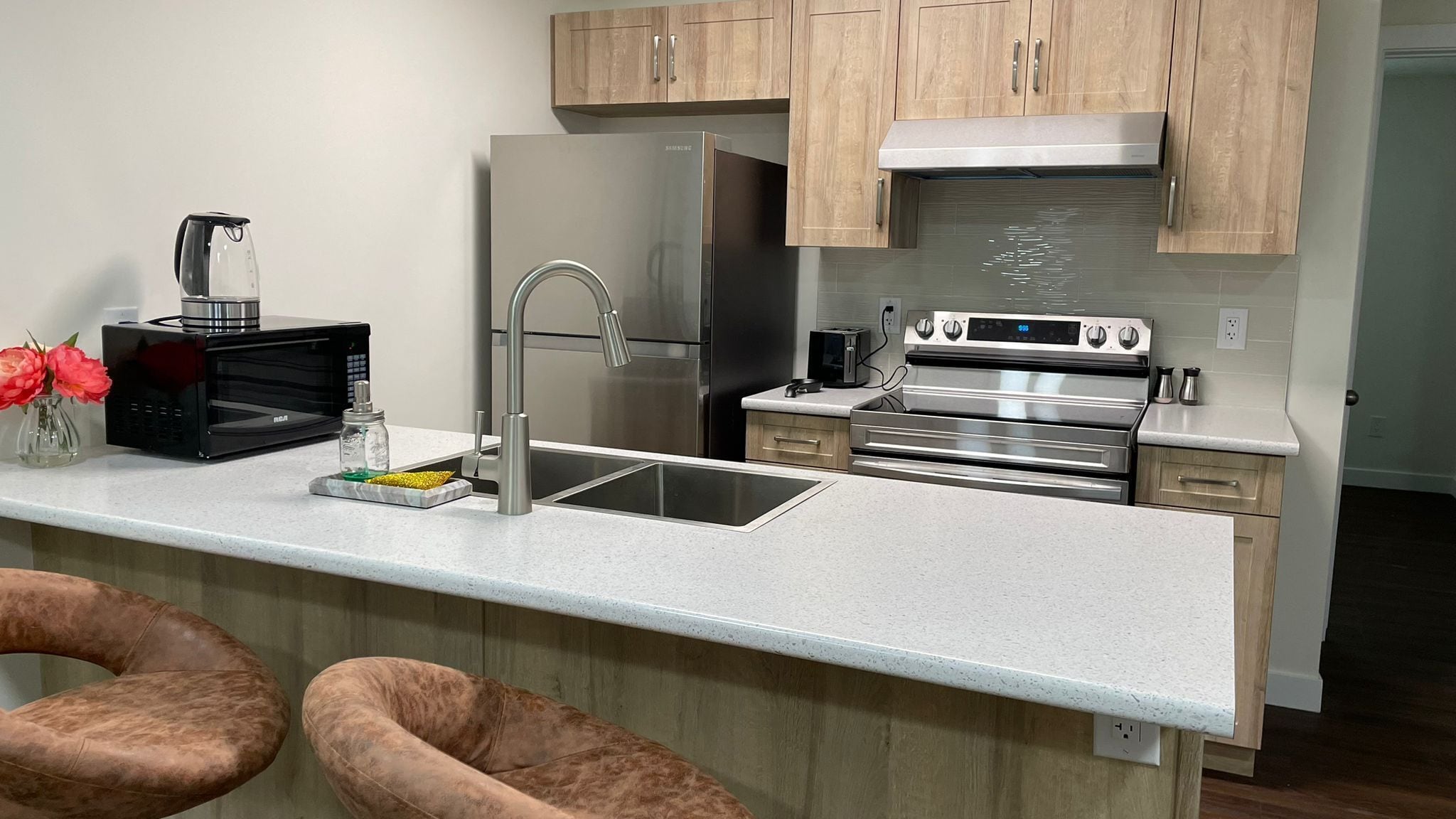 Mikrobølgeovn, ovn, kokeplater og oppvaskmaskin