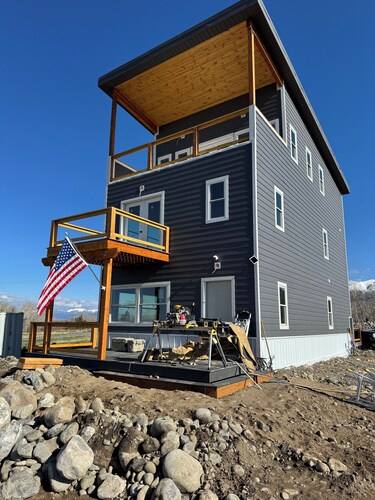Charming private room and bathroom. One mile from town. Best views in the valley
