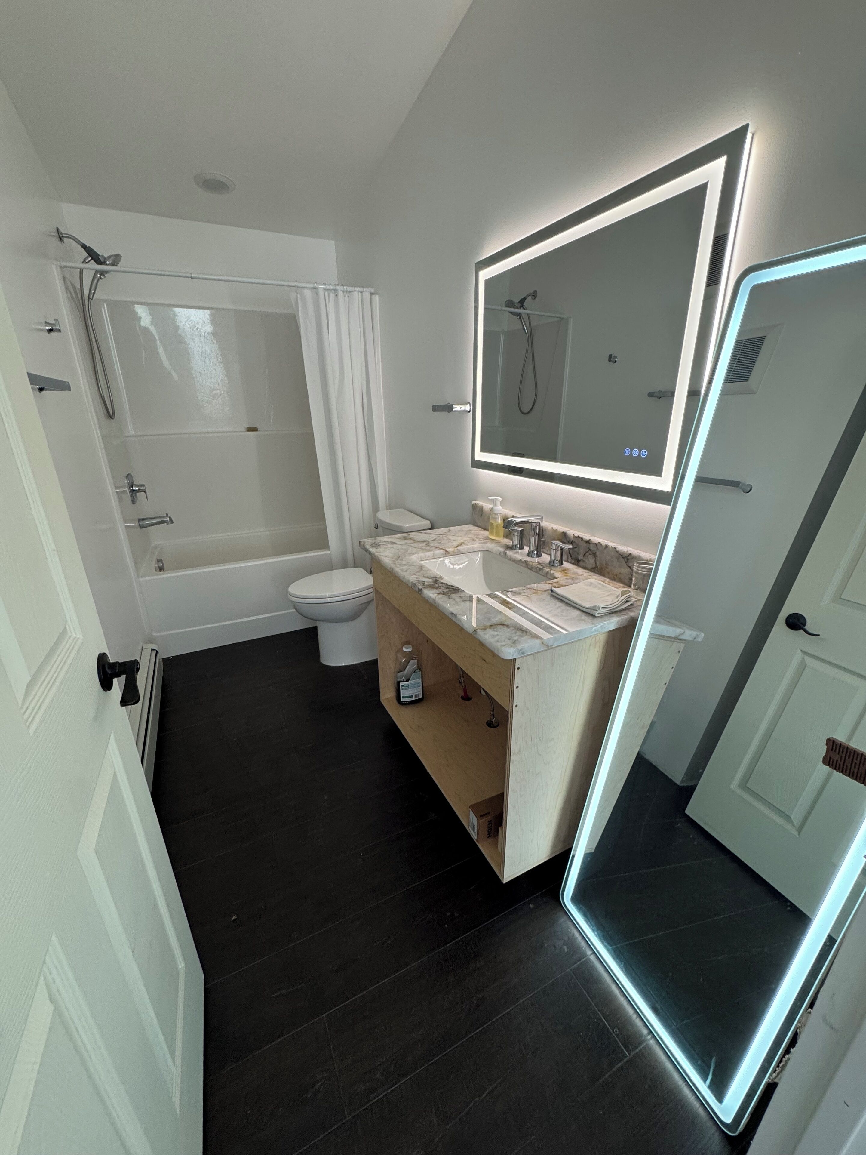 Secadora de cabello, toallas, jabón, papel de baño 