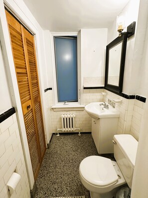Sèche-cheveux, serviettes fournies, savon, papier toilette