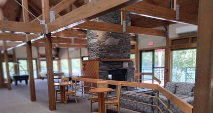 Riverfront 1-bed condo with fireplace, porch and gym in lovely Woodstock