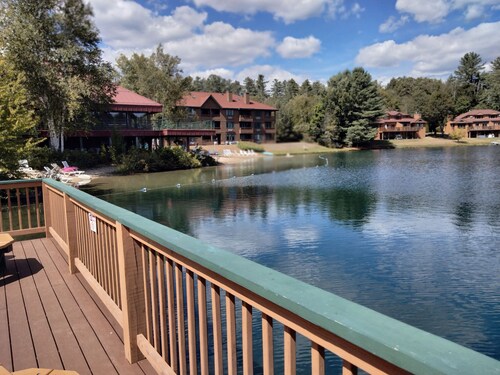 Riverfront 1-bed condo with fireplace, porch and gym in lovely Woodstock