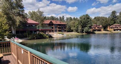 Riverfront 1-bed condo with fireplace, porch and gym in lovely Woodstock