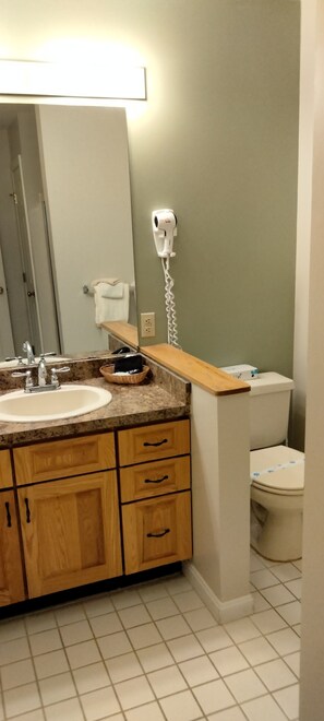 Whirlpool, Haartrockner, Handtücher, Seife