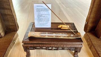 Un tapis de méditation avec un mode d’emploi, posé sur une table en bois.