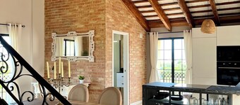 Bright boutique loft 5 min from the subway