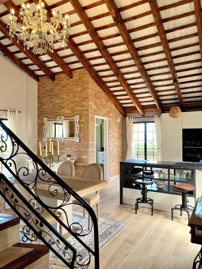 Bright boutique loft 5 min from the subway