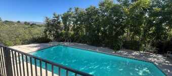 Groovy Spacious Cabin 20mins from Sedona - with a Pool! @ That70sCabin