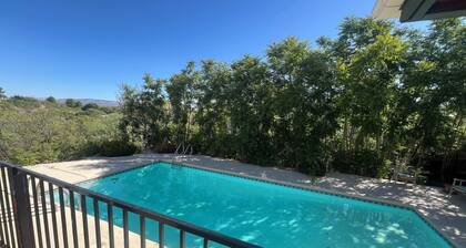 Groovy Spacious Cabin 20mins from Sedona - with a Pool! @ That70sCabin