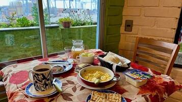 Daily local cuisine breakfast (CLP 7000 per person)