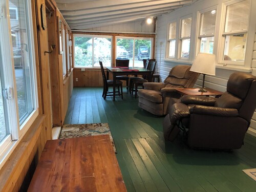 Lovely 2-bedroom cottage with AC in Police Man's Cove