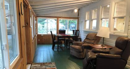 Lovely 2-bedroom cottage with AC in Police Man's Cove