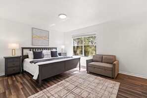 4 bedrooms, iron/ironing board, WiFi, bed sheets