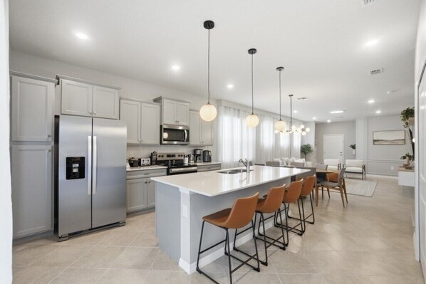 Réfrigérateur, four à micro-ondes, un four, surface de cuisson