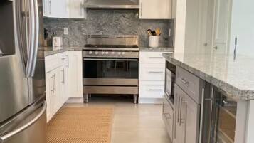 冰箱、微波炉、烤箱、炉灶