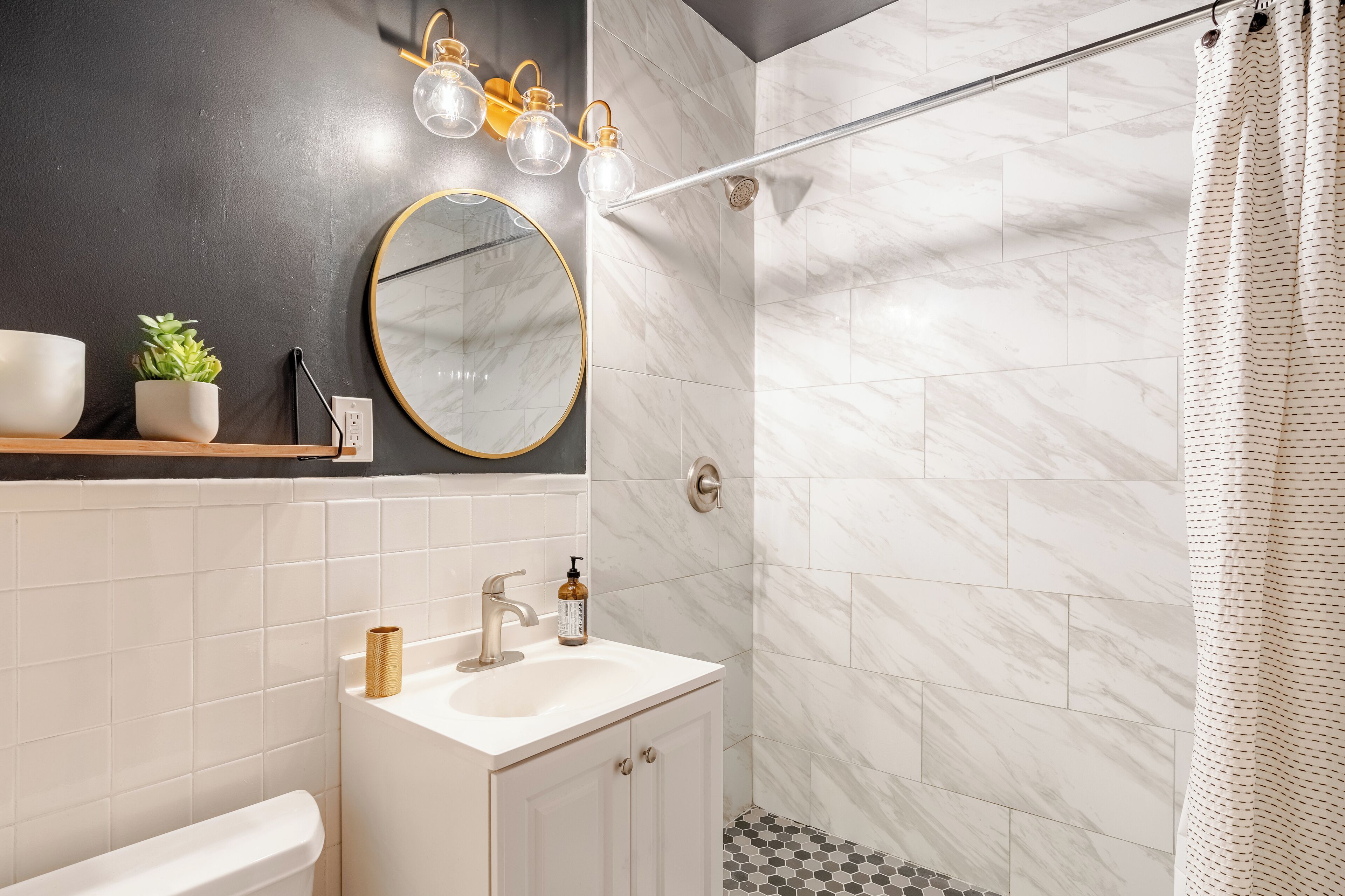 Een haardroger, handdoeken, toiletpapier