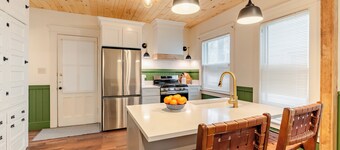 5 Minutes to SU, Renovated, Sleeps 6,  in popular Westcott, steps to restaurants