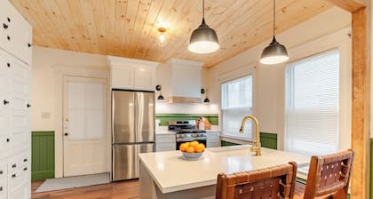 5 Minutes to SU, Renovated, Sleeps 6, in popular Westcott, steps to restaurants