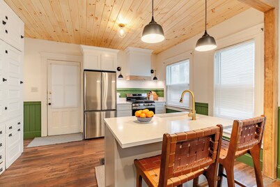 5 Minutes to SU, Renovated, Sleeps 6,  in popular Westcott, steps to restaurants