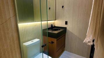 Deluxe Studio | Bathroom