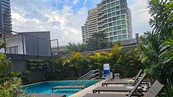 Una piscina al aire libre