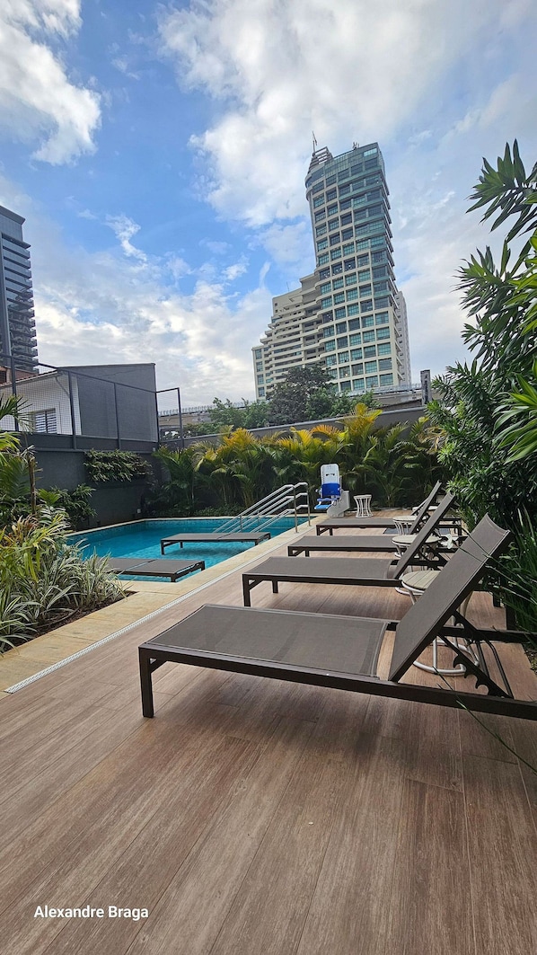 Una piscina al aire libre