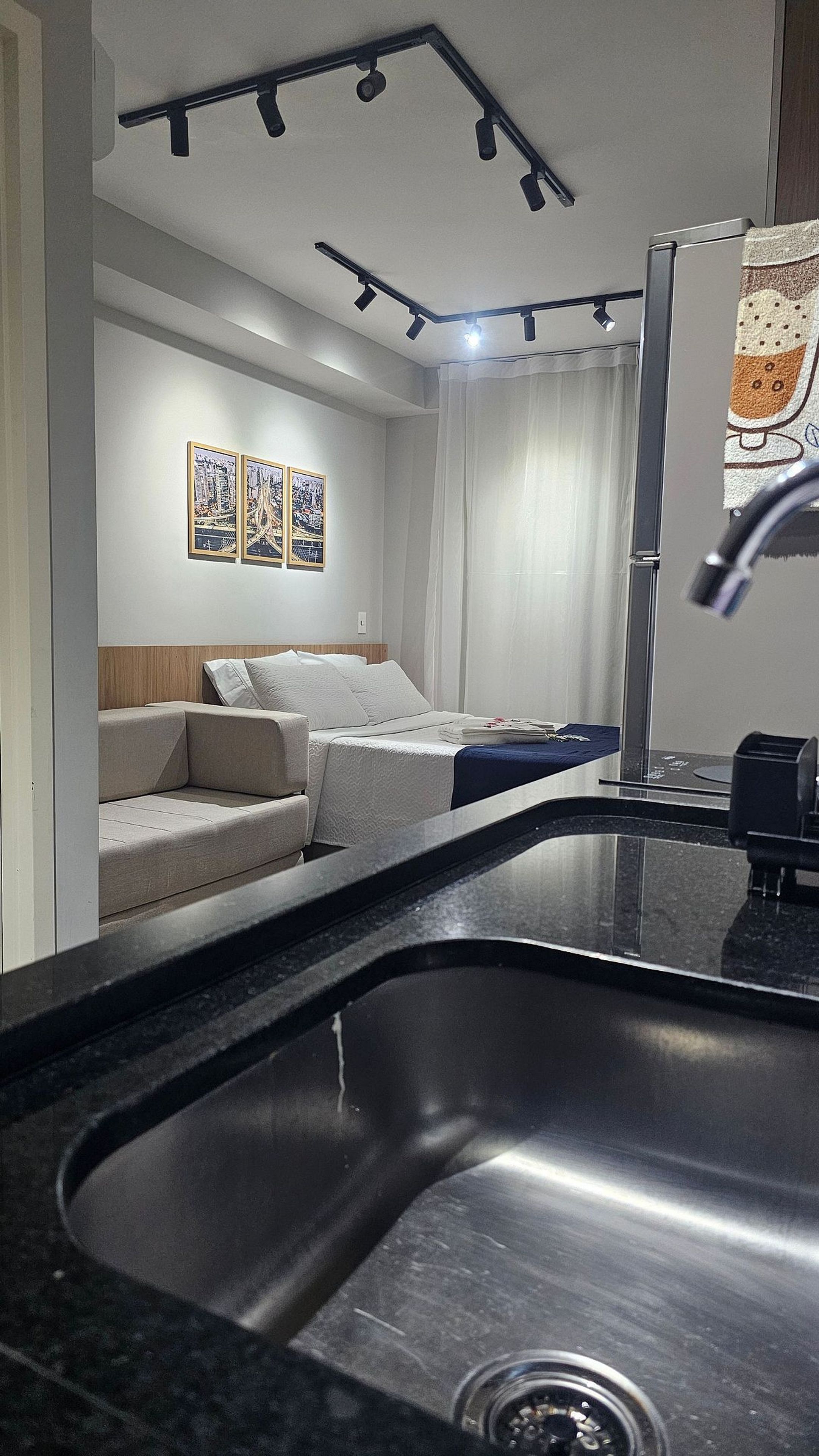 Uma casa de banho moderna com uma pia grande, espelho e zona de duche.