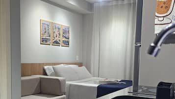 Uma casa de banho moderna com uma pia grande, espelho e zona de duche.