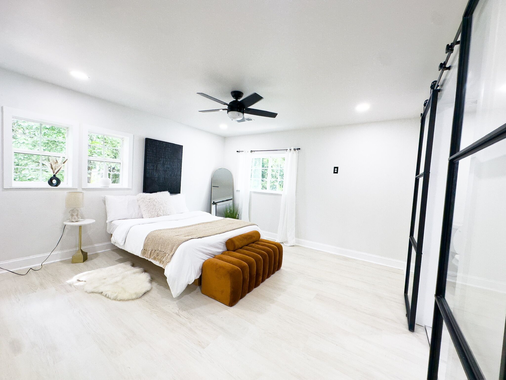 2 bedrooms, iron/ironing board, internet, bed sheets