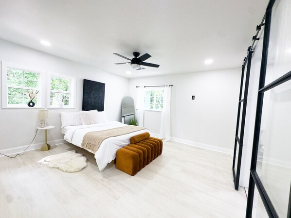 2 bedrooms, iron/ironing board, internet, bed sheets