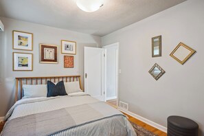 4 عدّة غرف نوم وواي فاي وملاءات أسرّة